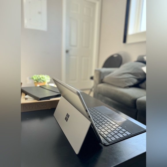 Touch Screen Microsoft Surface X pro is like having a Laptop & Tablet all in One - Picture 7 of 10